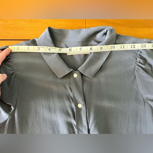 Everlane The Clean Silk Puff-Sleeve Shirt. Size 00. Washed Navy. - Picture 8 of 9